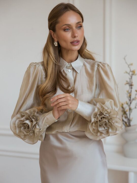Beige shirt with 3D dahlias
